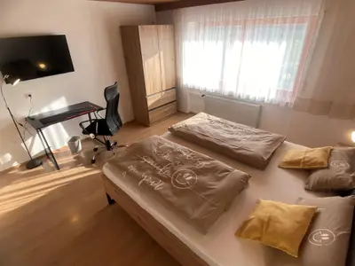 Schlafzimmer mit Doppelbett, Smart TV ,Schreibtisch, Rollos und Insektennetz!