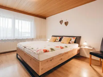 Schlafzimmer mit Doppelbett, Smart TV ,Schreibtisch, Rollos und Insektennetz!