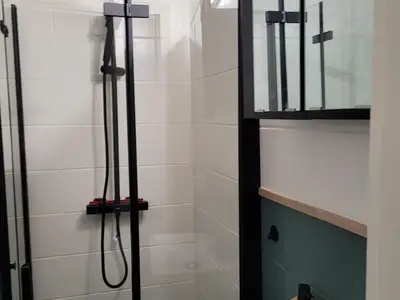 Neues Badezimmer mit begehbarer Dusche