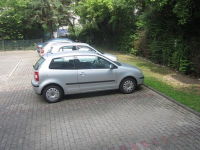 Abgeschlossener Parkplatz im Innenhof