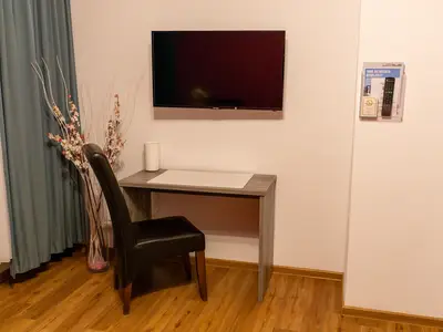 Arbeitsecke mit TV und WLAN