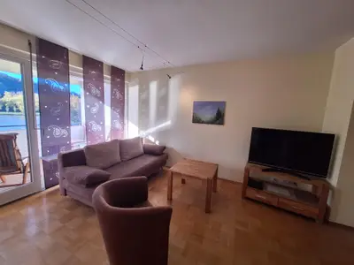 Wohnzimmer mit SAT-TV