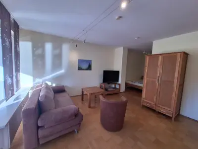 Wohnzimmer mit offenen Zugang zum Schlafzimmer