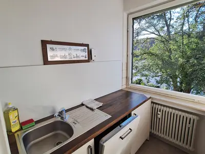 Küchenzeile mit Geschirrspülmaschine