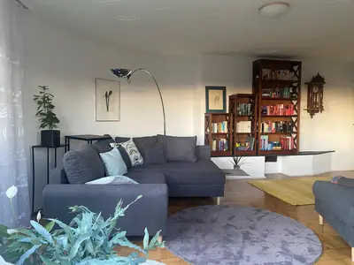 Wohnzimmer mit Blick ins Grüne