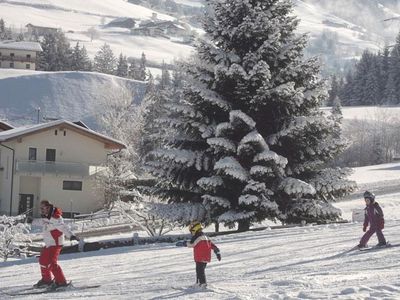 Skilift mit Schischule direkt hinter der Fewo