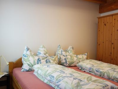 Schlafzimmer mit zwei Einzelbetten