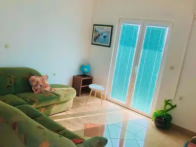 Das Ecksofa bietet Platz für 2 Personen