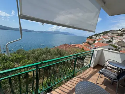 Apartmentterrasse 2 Tische und Stühle 15 m vom Meer entfernt