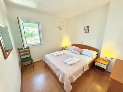 Schlafzimmer, Bett 1,60 x 2,0, Kleiderschrank, Nachttische, Bettzeug, Decken