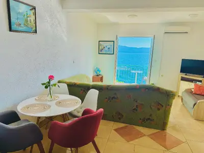 Wohnzimmer, Ausgang zur Terrasse, Ecksofa für 2 Personen, Sofa für 1 Person