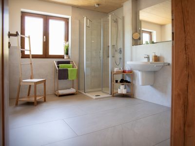 Badezimmer mit Dusche und WC