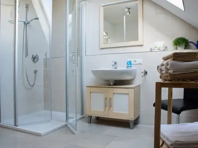 Bad mit Dusche und Wc