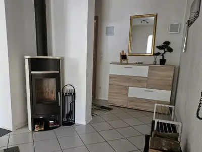 Eingang mit Holzofen