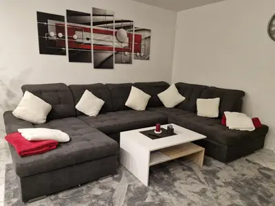 Wohnzimmer mit bequemen Sofa