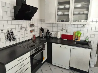 Küche mit Herd und Spühlmaschine