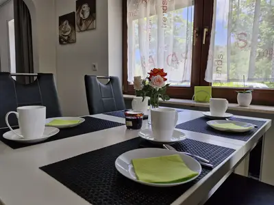 Esstisch mit Blick Richtung Schlafzimmer