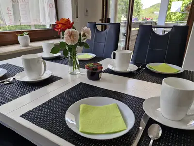 Esstisch mit Blick auf den Balkon