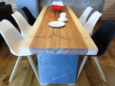 Komm essen! Was für ein Designer-Tisch...