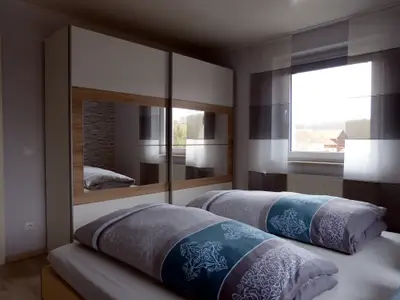 Schlafzimmer mit Schiebetürenschrank