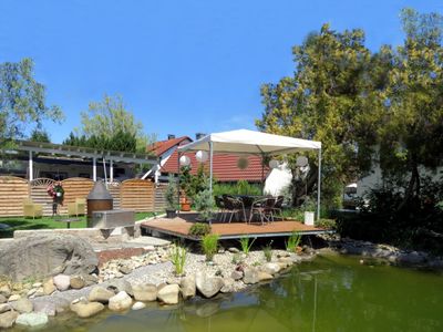 Garten mit Pavillon und Teich