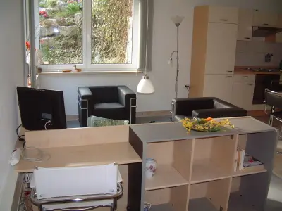 Ferienwohnung "Zeppelin" Wohnbereich mit Kabel TV und Radio.