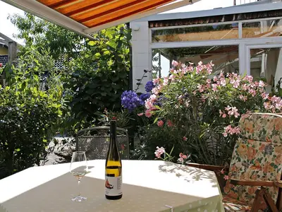 Terasse hinter dem Haus