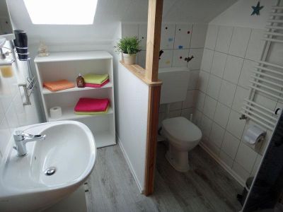 Obergeschoß, Duschbad, WC, Dusche, Waschbecken, Spiegel, Fön und Hand- Tuschtuch