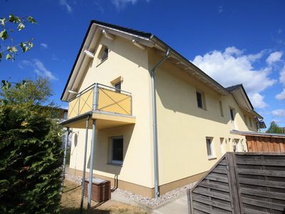 Außenansicht des Gebäudes. Südgiebel mit Balkon der Fewo