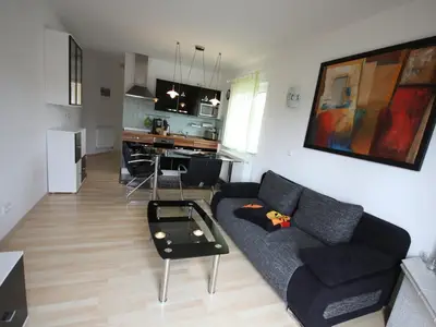 Wohnbereich. Sofaecke mit Fernseher und Elektrokamin
