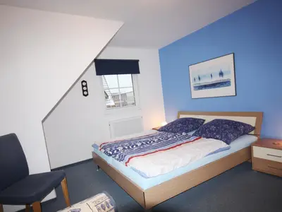 Schlafzimmer mit Doppelbett und Einzelbett