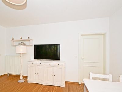 Wohnzimmer mit Couch und TV