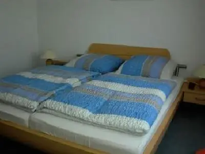 Schlafzimmer mit Doppelbett