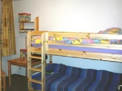 (Kinder-)Schlafzimmer mit Etagenbett und Spieltisch