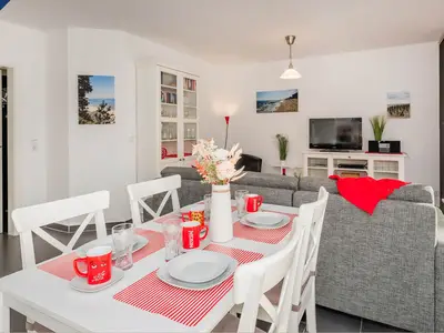 Essbereich mit Blick ins Wohnzimmer