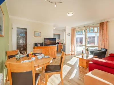 Essbereich mit Blick ins Wohnzimmer