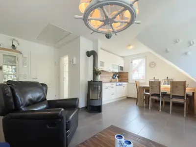 Gemütliches Wohnzimmer mit Ledergarnitur in der Ferienwohnung Seemöwe Koserow