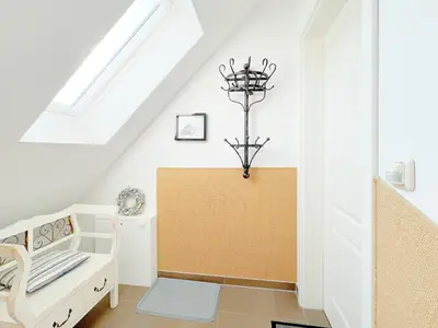 Heller Eingangsbereich mit Garderobe in der Ferienwohnung Seemöwe