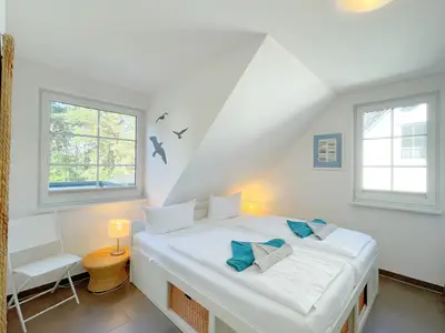 Ruhiges Schlafzimmer mit komfortablem Doppelbett in der Ferienwohnung Koserow