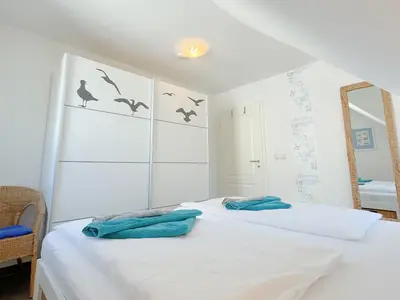 Helles Schlafzimmer unter gemütlichen Dachschrägen im Seebad Koserow