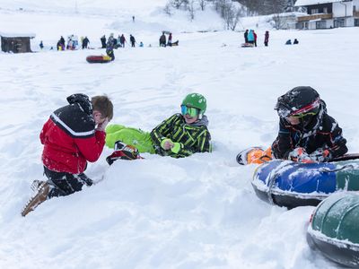 Staffnerhof-Snowtubing-Kinder-In-Schnee