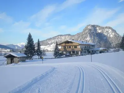 Winteransicht mit Loipe
