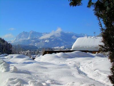 Der Blick zum Wilden Kaiser beim Frühstück