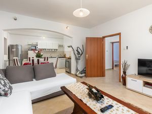 23733228-Ferienwohnung-6-Kostrena-300x225-2