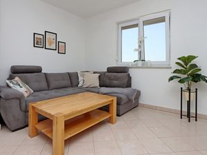 24036007-Ferienwohnung-4-Kostrena-300x225-1