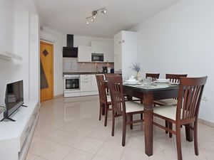 24036013-Ferienwohnung-4-Kostrena-300x225-4