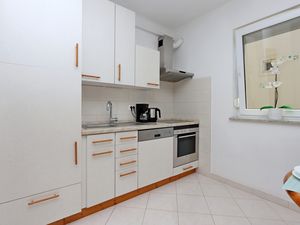 24036000-Ferienwohnung-4-Kostrena-300x225-5