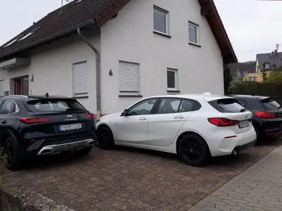 Hausansicht mit Parkmöglichkeit