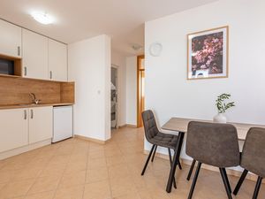 23950377-Ferienwohnung-3-Košljun-300x225-4