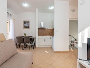 23950451-Ferienwohnung-3-Košljun-300x225-3